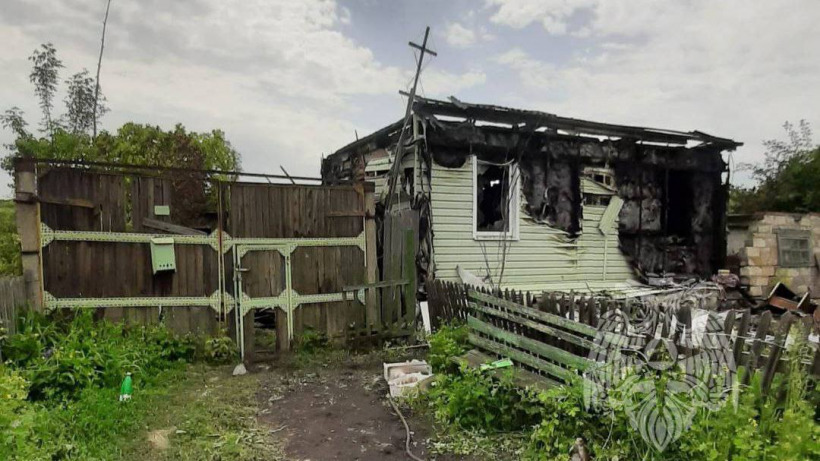 В Саратове из-за удара молнии сгорел жилой дом. Жильцы успели спастись