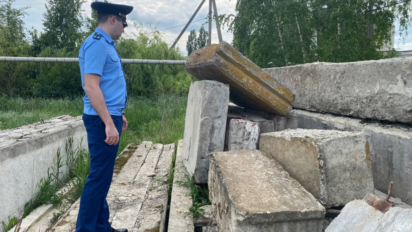 Гибель ребенка во время игры в Балашове. На мальчика упала бетонная плита