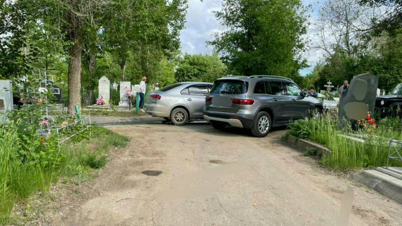 Три женщины пострадали при столкновении Мердседеса и Фольксвагена на Елшанском кладбище