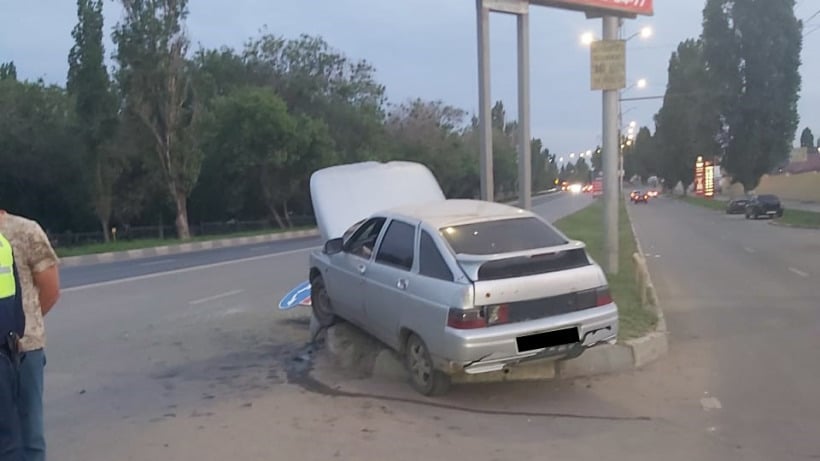 В Саратове мужчина на ВАЗе врезался в столб. Его пассажирка в больнице