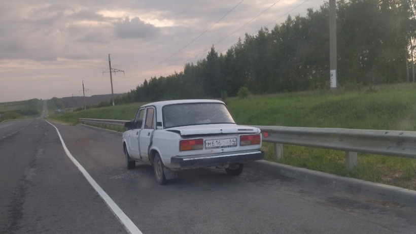 На трассе в Саратовской области неизвестные бросили белые Жигули