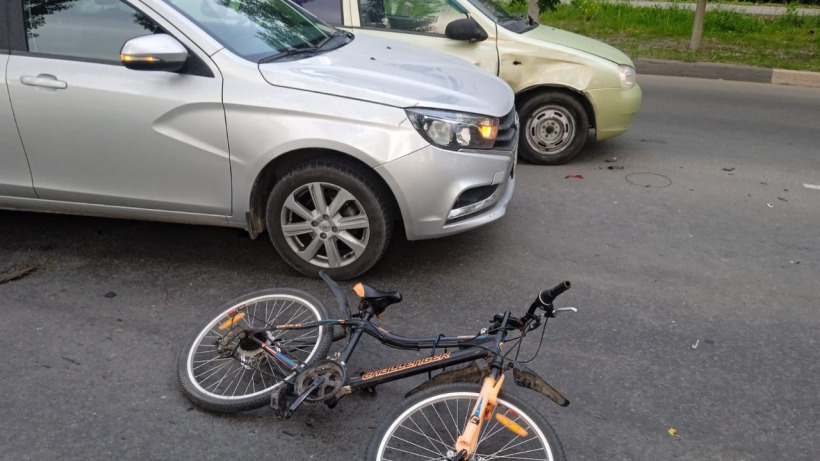 В Балакове водитель Весты сбил велосипедиста и устроил ДТП с Калиной