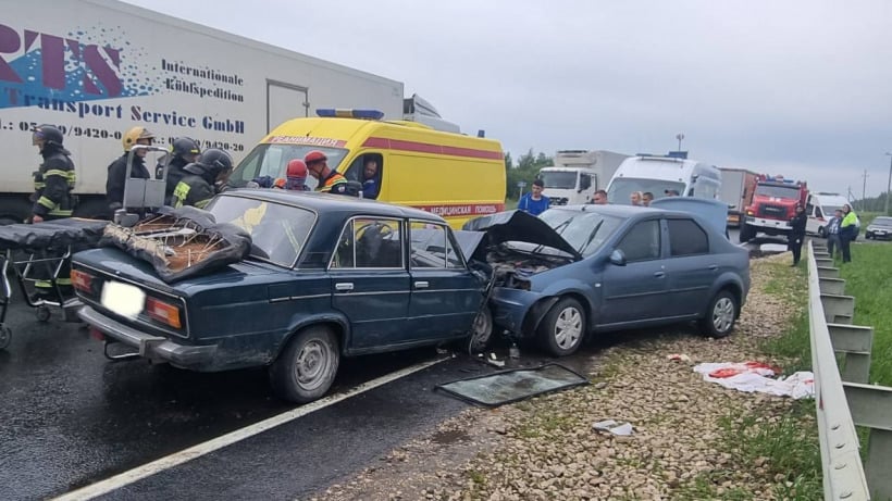 На трассе под Саратовом столкнулись «шестерка» и Renault. Женщина погибла, три человека в больнице