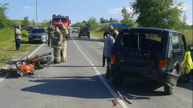 В Саратове после столкновения с Нивой пострадали водитель и пассажир мотоцикла