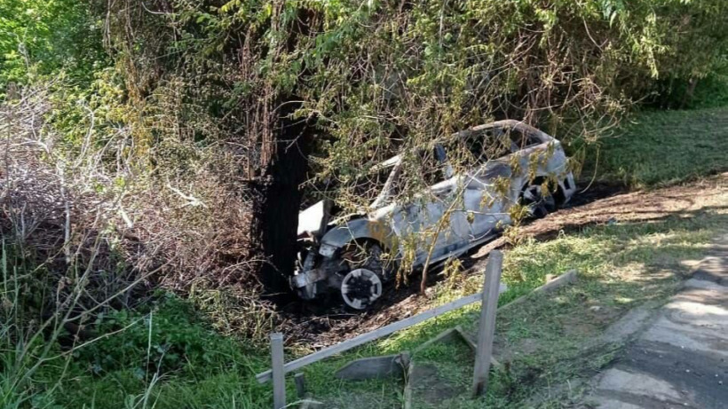 В Саратове водитель Лифана протаранил дерево и погиб в загоревшейся машине