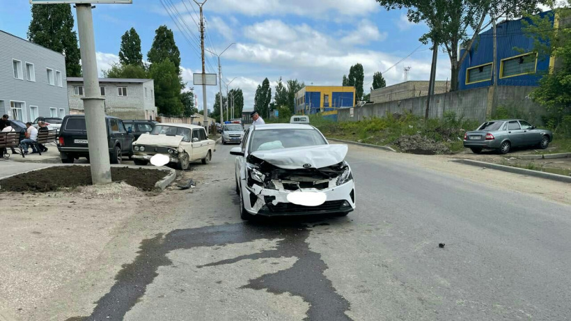 Два человека пострадали при столкновении «шестерки» и KIA в Саратове