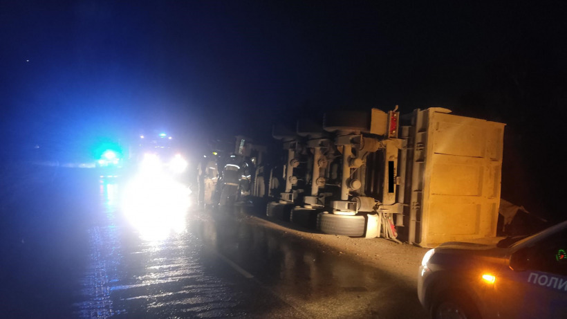 Под Балаковом водитель опрокинул щебневоз и попал в больницу