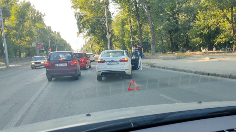 Из-за аварии по дороге в Ленинский район растянулась двухкилометровая пробка