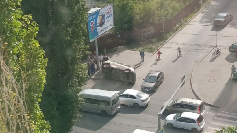 После столкновения с Маздой на Политехнической Фольксваген опрокинулся набок