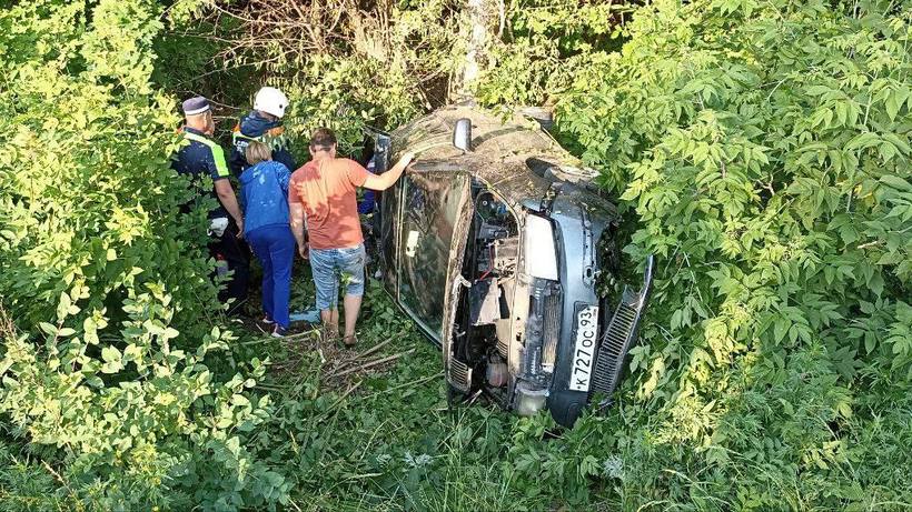 Под Балашовом водитель иномарки вылетел в кювет. Три человека оказались в больнице