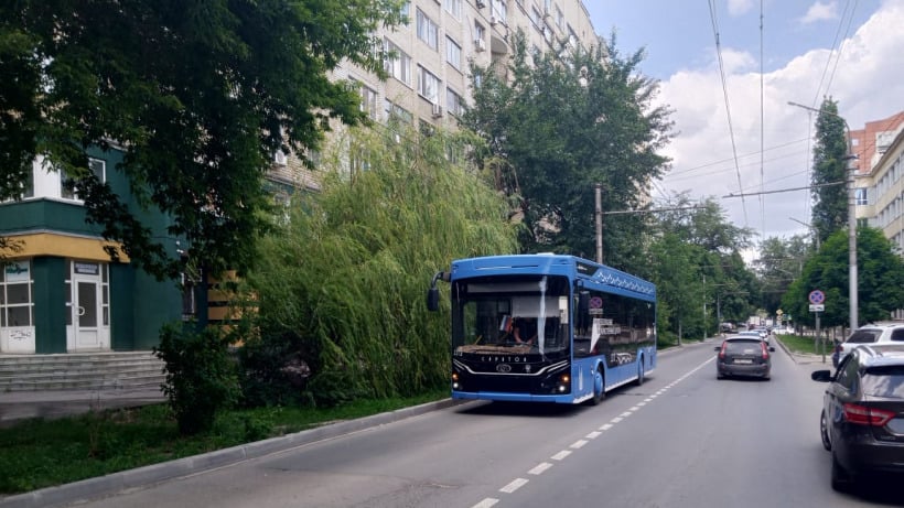 В Саратове водитель троллейбуса уронил в салоне женщину