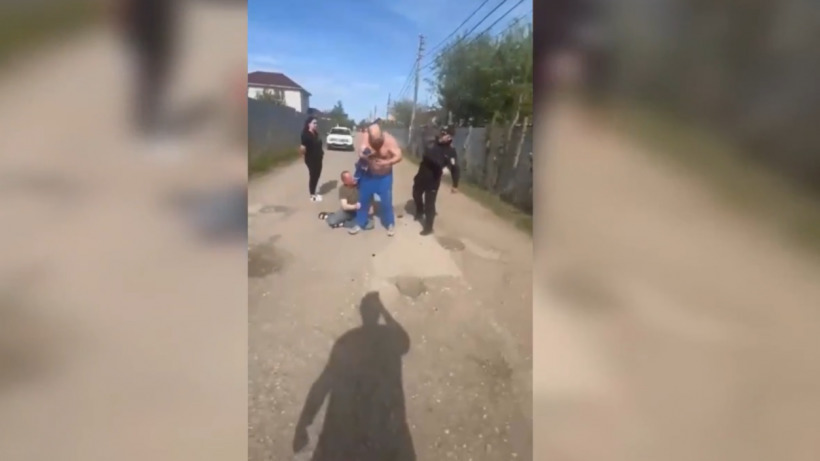 Массовая драка в Энгельсе. СМИ распространили видео, где человек в форме кидает в голову участнику конфликта предмет