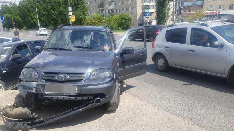Полуторогодовалый ребенок пострадал в результате аварии с внедорожником в Саратове