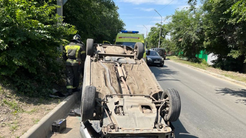 В Саратове водитель «Гранты» перевернулся на дороге и попал в больницу