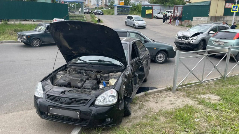 Молодая пассажирка «Приоры» попала в больницу после ДТП на Антонова