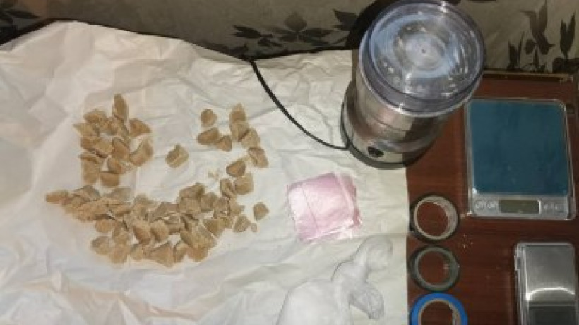 В Саратове полицейские задержали закладчика героина и метадона