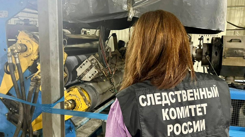 На энгельсском предприятии руку рабочего затянуло в экструдер