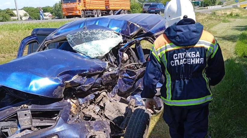 В Балашовском районе столкнулись «Ларгус» и КамАЗ. Два человека погибли