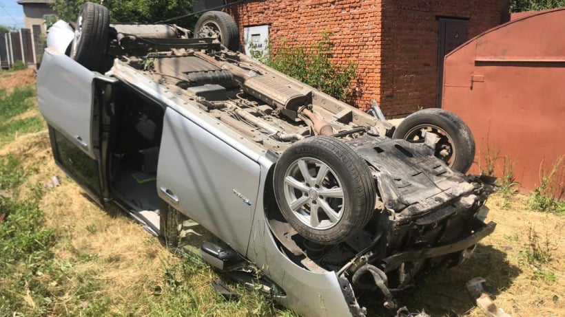 В Энгельсе водитель «Ниссана» врезался в столб и опрокинул машину