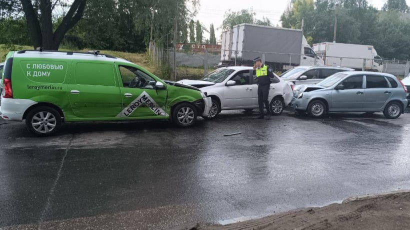 В столкновении четырех автомобилей в Саратове пострадали два человека