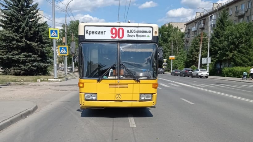 В Саратове водитель автобуса №90 сбил юношу 