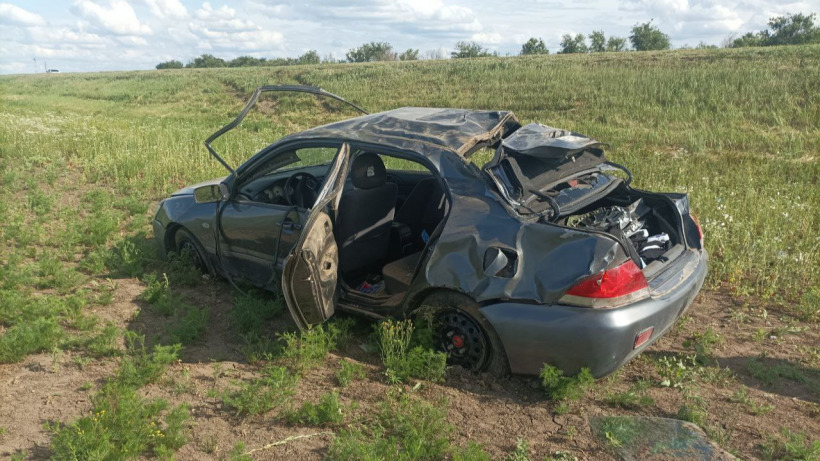 На трассе под Энгельсом Mitsubishi вылетела в кювет и перевернулась. Пострадали четыре человека