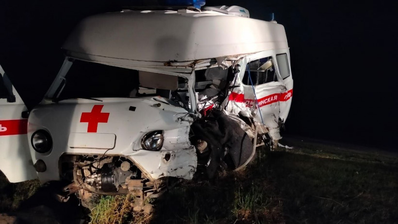 Два водителя пострадали при столкновении машины скорой помощи и Patriot в Татищевском районе 