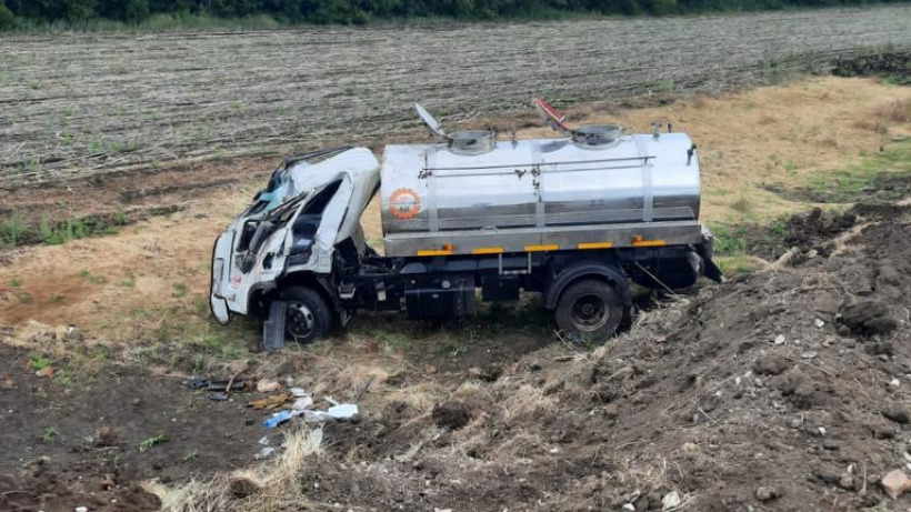 Под Балаковом водитель автоцистерны съехал в кювет и перевернулся