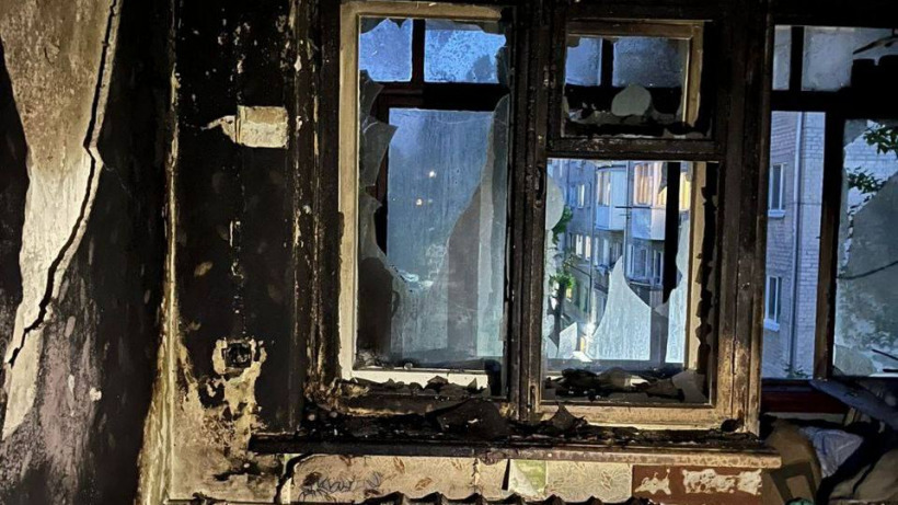 В Саратове пожарные вынесли из горящей квартиры пенсионерку. Женщина попала в больницу с ожогами