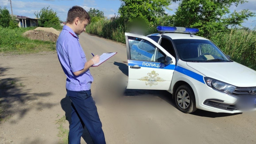 В Энгельсе мужчина ударил полицейского ножом. На него завели уголовное дело