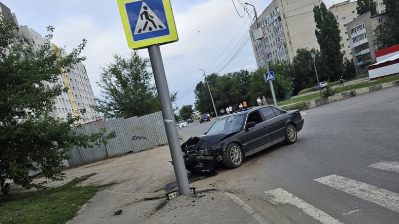 В Заводском районе Саратова иномарка протаранила столб. Водитель скрылся от ДПС