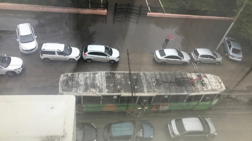 Ливень в Саратове. Плыли автомобили, встали троллейбусы и росли цены на такси