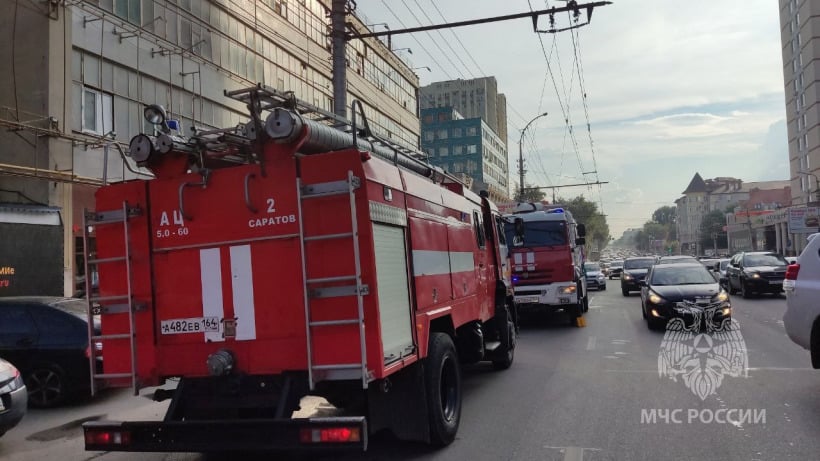 В Саратове пожарные тушили здание бывшего завода приборных устройств