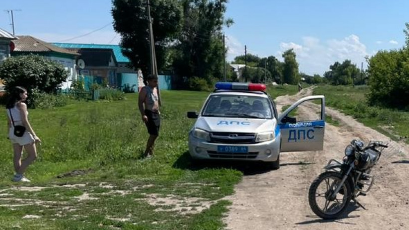 В самойловском селе на скорости перевернулся мопед. Водителя госпитализировали
