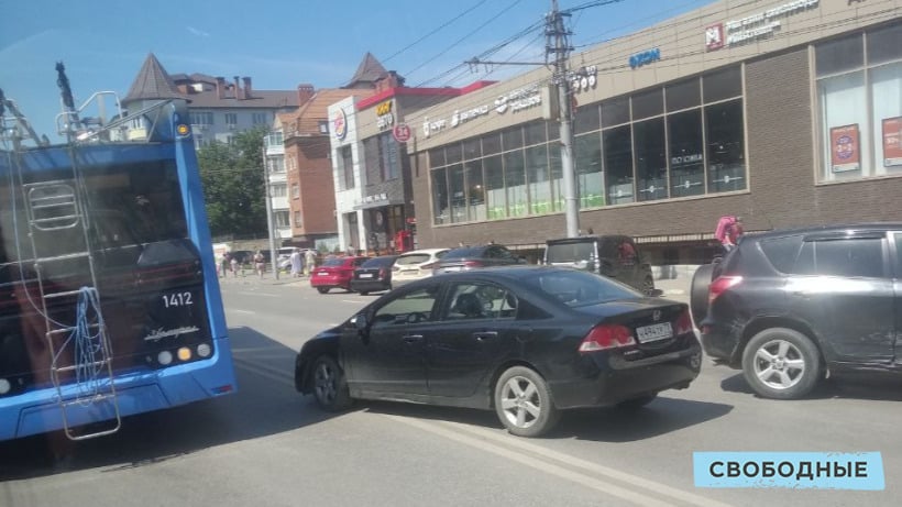 В Саратове из-за аварии встали троллейбусы №4 и №15