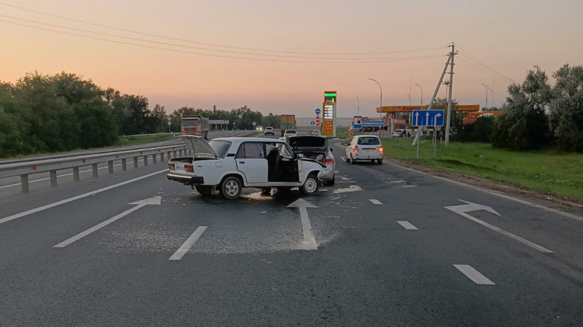 В массовом ДТП под Саратовом пострадала пассажирка «семерки»