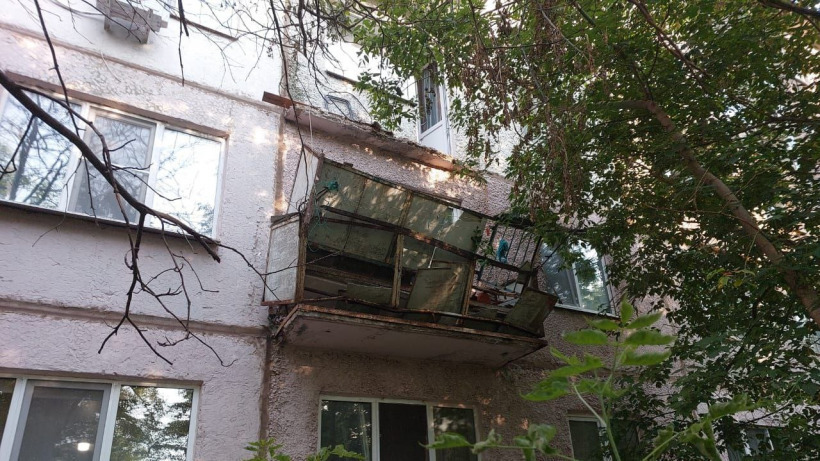 В саратовском поселке Соколовый мужчина пострадал из-за обрушения балкона