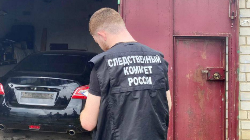 В ртищевском гараже рядом с иномаркой нашли труп мужчины