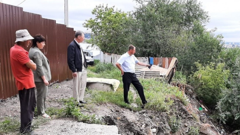 Рядом с жилыми домами в Саратове произошел еще один оползень