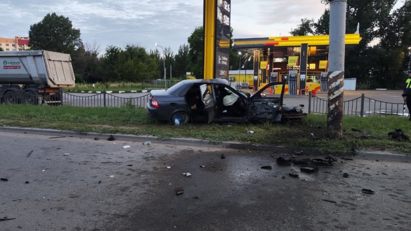 В Энгельсе автомобиль врезался в столб. Погиб мужчина