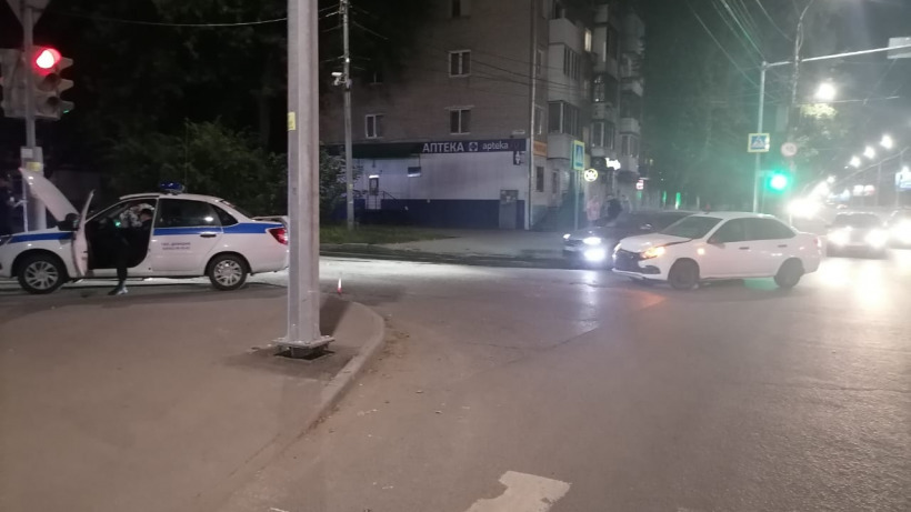 В Заводском районе в аварии со служебной машиной полицейских пострадал мужчина