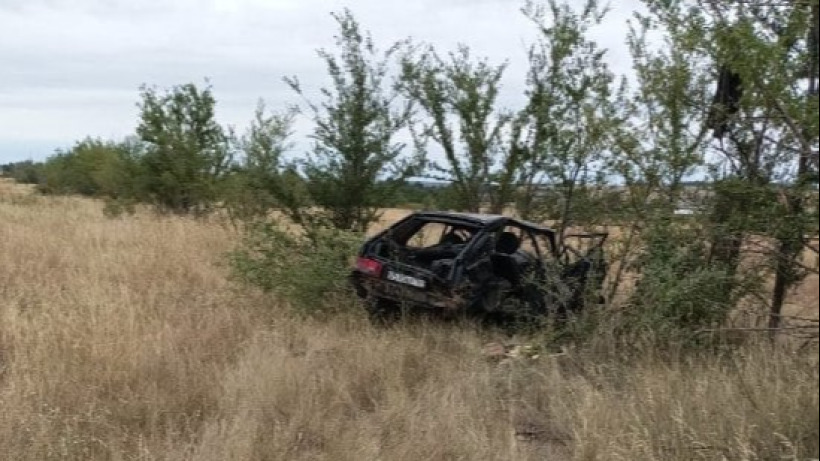 На полевой дороге под Ершовом погиб водитель перевернувшейся «Лады»