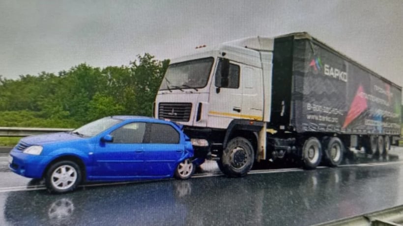 Под Саратовом водитель фуры «догнал» иномарку на трассе. Водитель «Логана» в больнице