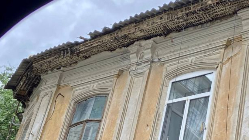 В Саратове жильцы аварийного дома боятся подключать технику из-за протекающей крыши