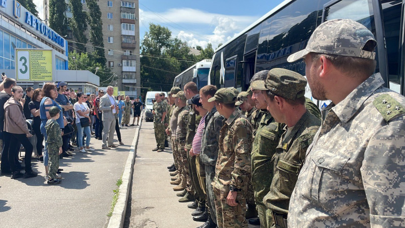 Еще несколько десятков саратовских военнослужащих отправились в зону СВО после отпуска