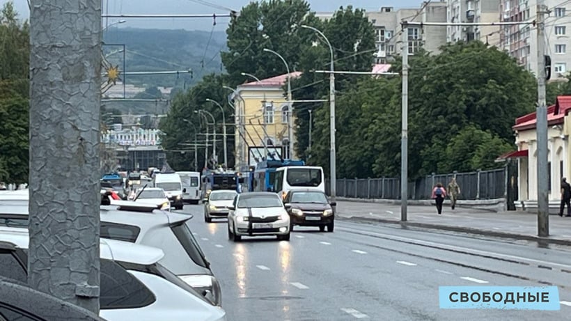 В центре Саратова из-за обесточки и упавшего дерева встали троллейбусы и трамваи 