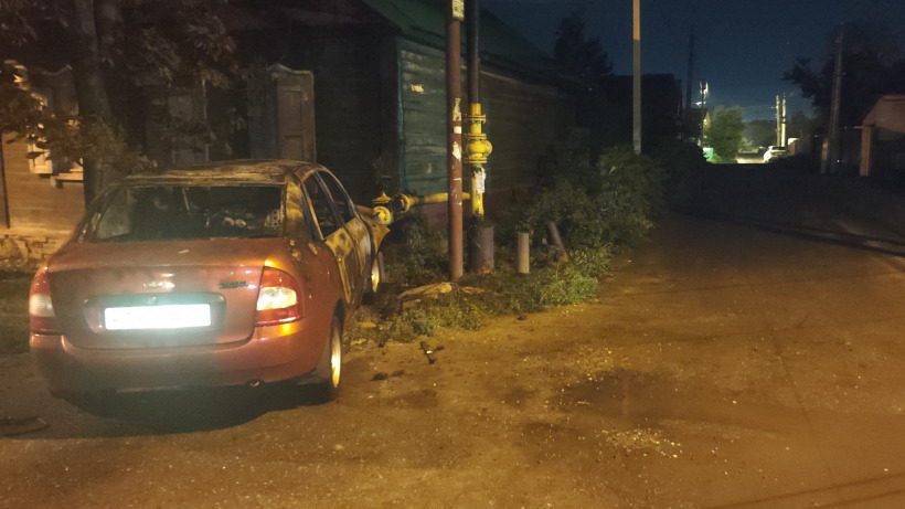 Вечером в Энгельсе «Калина» врезалась в газовую трубу. Пострадали две женщины