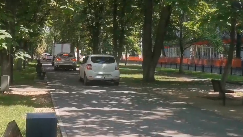 Саратовцы объезжали перекрытую дорогу по аллее на Рахова. В ГИБДД начали проверку и назначили штраф водителю иномарки