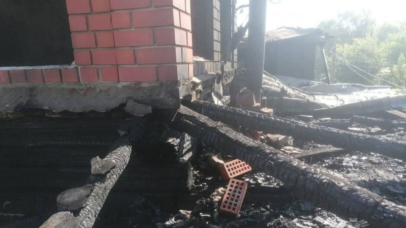 Ночью в Новых Бурасах пенсионер не смог сам потушить дом и получил ожоги
