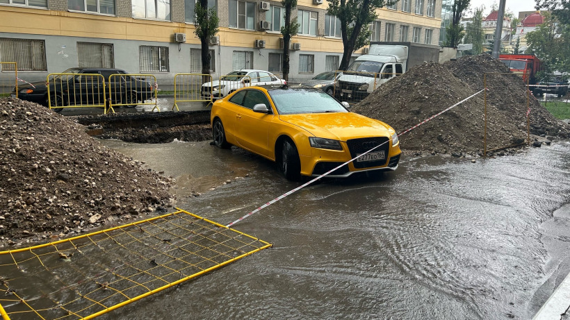 В центре Саратова желтую Audi замуровали возле коммунальной ямы